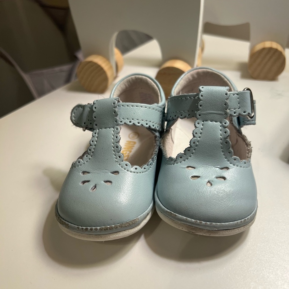 Angel by L’Amour 
Dottie scallop Mary Jane 
Baby Blue
Size 2